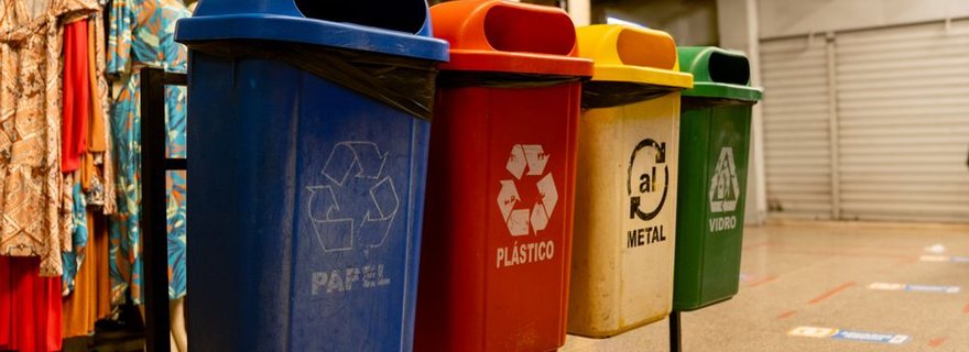 Contenedores de residuos rotulados por material