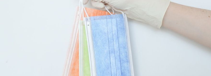 Guantes desechables y mascarillas de protección